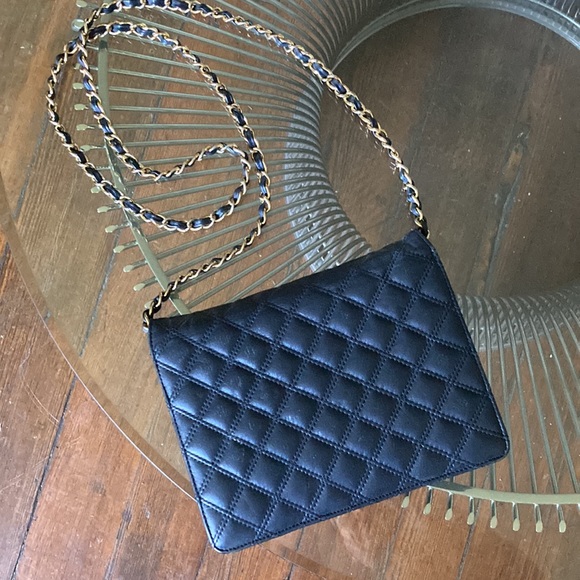 Vintage Black Quilted Bag with Gold Chain - Picture 2 of 8